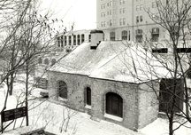 Vue de l'extérieur du bureau de l'écluse, qui montre la forme asymétrique d’un étage et demi, 1992.; Parks Canada Agency / Agence Parcs Canada, Armstrong-Reynolds, 1992.