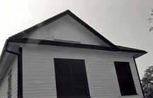 Vue détaillée de la résidence du maître-éclusier, qui montre les bardeaux décoratifs festonnés du pignon avant, 1989.; Parks Canada Agency / Agence Parcs Canada, S. Ricketts, 1989.