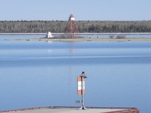 Vue générale montrant le phare de Gull Harbour (1898) - une tour effilée en bois à base carrée et, à sa droite, le phare de Gull Harbour (1926); Marvin Benson