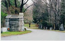 Vue générale du Cimetière Mount Pleasant, qui montre les chemins sinueux, les avenues et les ponts dans leurs routes et leur extension.; Parks Canada Agency / Agence Parcs Canada.