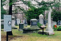 Vue générale du Cimetière Mount Pleasant, qui montre les grands monuments funéraires commémoratifs.; Parks Canada Agency / Agence Parcs Canada.