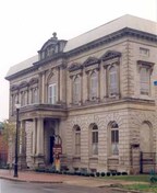 Vue générale montrant la façade principale du lieu historique national du Canada de l'Ancien-Édifice-de-la-Douane-de-Hamilton, 1998.; Parks Canada Agency/Agence Parcs Canada, HRS 0918, 1998.