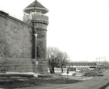 View of the north-west Tower, showing the semicircular concrete enclosure of the guardhouse, which opens onto the walkways along the top of the walls, 1990.; Parks Canada Agency / Agence Parcs Canada, Dana Johnson, 1990.