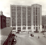 Vue de l'extérieur de l'édifice fédéral, qui montre la verticalité prononcée de la façade sur rue exprimée par d’étroits piliers de brique qui font toute la hauteur du bâtiment, 1938.; Library and Archives Canada / Biblothèque et archives Canada, PA 61811, 1938.