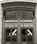 Vue détaillée de l'édifice fédéral, qui montre les éléments décoratifs d’inspiration gothique qui entourent l’entrée principale, 1983.; Parks Canada Agency / Agence Parcs Canada, M. Caraffe, 1983.