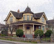 Exterior view of 1702 Fernwood Road; Victoria Heritage Foundation, Derek Trachsel, 2005.