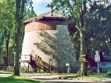 Vue générale des Tours Martello de Québec, qui montre leur masse trapue et cylindrique de deux étages avec des murs extérieurs légèrement incliné, 2003.; Parks Canada Agency / Agence Parcs Canada, 2003.