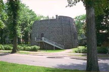 Vue générale de l'une des trois tours du lieu historique national du Canada des Tours-Martello-de-Québec, 1992.; Parks Canada Agency / Agence Parcs Canada, 1992.