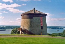 Vue générale des Tours Martello de Québec, qui montre leur emplacement surplombant le fleuve Saint-Laurent et la rivière Charles, 2003.; Parks Canada Agency / Agence Parcs Canada, 2003.