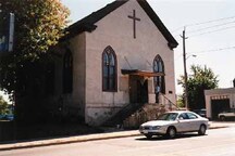 Vue générale de la chapelle Salem, qui montre sa porte d'entrée centrale à une extrémité du pignon, encadrée de deux grandes fenêtres en ogive, 1998.; Parks Canada | Parcs Canada, 1998.