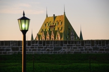 Vue générale des murs de la Citadelle de Québec en 2007 montrant le château Frontenac en arrière-plan.; Parks Canada Agency | Agence Parcs Canada
