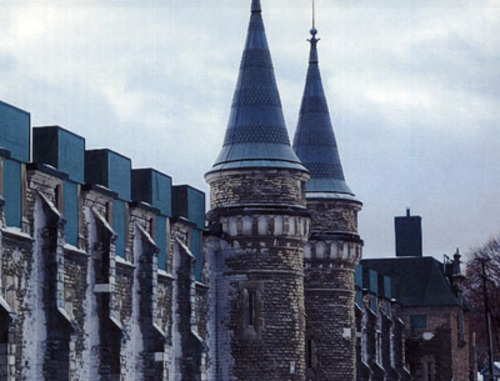Détail de contreforts, des baies et des tours.