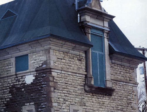 Détail de la maçonnerie et fenêtres.