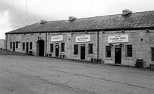 Vue générale du magasin de l’intendance / chambre de tir à revers est, montrant le long toit en croupe à pente moyenne percé par des souches de cheminées basses en maçonnerie, 1996.; Parks Canada | Parcs Canada, 1996.