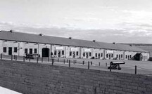 Vue générale du magasin de l’intendance / chambre de tir à revers est, montrant le long mur extérieur en pierre calcaire taillée à l’épreuve des balles, 1996.; Parks Canada | Parcs Canada, 1996.