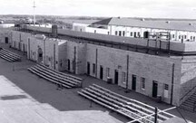 Photo extérieur de la courtine et demi-bastions, montrant les murs en calcaire de Kingston taillé avec l’agencement régulier des meurtrières;, 1996.; Parks Canada | Parcs Canada, Graham 1996
