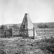 Vue du cairn et de la plaque de la CLMHC, érigée en 1929; Parks Canada / Parcs Canada, 1989