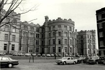 Vue de l'arrière du Musée Victoria, qui montre la silhouette crénelée du musée, 1986.; Agence Parcs Canada / Parks Canada Agency, 1986.