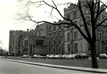 Vue du pavillon central du Musée Victoria, côté nord, qui signale clairement l'emplacement de l'entrée principale, 1986.; Agence Parcs Canada / Parks Canada Agency, 1984.