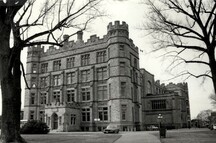 Vue des façades avant et est du Musée Victoria, qui montre la régularité du fenêtrage et l’équilibre des volumes, 1990.; Agence Parcs Canada / Parks Canada Agency, 1986.