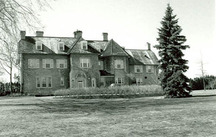 Vue générale de la Résidence du premier ministre, 1986.; Parcs Canada / Parks Canada, M. Trépanier, 1986.