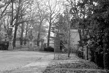 General view of Rideau Hall Main Gate, showing the original ornate cast-iron and wrought-iron gates.; National Archives of Canada / Archives nationales du Canada