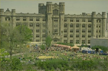 Vue frontale de l'Édifice Connaught, montrant les façades extérieures, conçues dans la variante du style gothique Tudor, 1993.; Parks Canada | Parcs Canada, 1993.