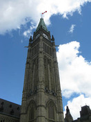 Vue des détails de la tour de la Paix de l'édifice du centre mettant de l'emphase sur sa conception en tant que symbole du Canada, 2010.; Parks Canada | Parcs Canada