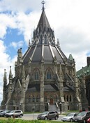Vue de l'élévation principale de la Bibliothèque du Parlement mettant de l'emphase sur forme octogonale, 2010.; Parks Canada | Parcs Canada, Catherine Beaulieu, 2010.