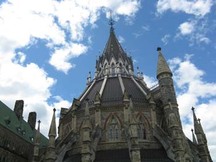 Vue des détails de la Bibliothèque du Parlement montrant son style néo-gothique très romantique, 2010.; Parks Canada | Parcs Canada, C. Beaulieu, 2010