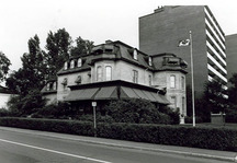 Front façade of Laurier House, showing its Second Empire design, including its mansard roof, semi-circular dormers, projecting bays, solid bulk and asymmetrical massing, 1993.; Parks Canada | Parcs Canada, 1993