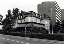 Façade frontale de la Maison Laurier, montrant son architecture de style Second Empire, y compris son toit en mansarde, ses lucarnes en plein cintre, ses avant-corps, son volume imposant et asymétrique, 1993.; Parks Canada | Parcs Canada, 1993