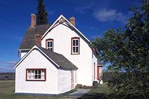 Side view of the Commanding Officer’s Residence showing the summer kitchen addition, which respects the clarity of the original form and demonstrate how the dwelling evolved in response to occupants’ needs, 2003.; Parks Canada | Parcs Canada, M. Fieguth, 2003.
