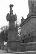 Vue en détail du monument Brock, qui montre un trophée militaire en armure classique, 1989.; Parks Canada | Parcs Canada, 1989.