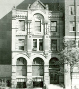 Façade principale de l'Édifice Union Bank montrant le volume sur trois étages de sa façade tripartite symétrique, 2011.; Parks Canada | Parcs Canada, M. Therrien, 2011.