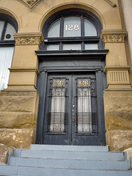 Vue des détails de l'Édifice Union Bank montrant les arcs de style néo-roman du rez-de-chaussée et l’entrée décentrée, 2011.; Parks Canada | Parcs Canada, M. Therrien, 2011.