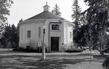Front view of the building, 1986; Parks Canada | Parcs Canada, 1986.
