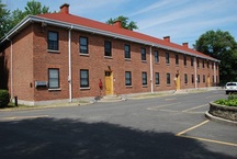 Vue générale de la résidence des élèves-officiers; Fort Saint-Jean Museum / Musée du Fort Saint-Jean