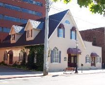 120, rue Carleton montrant les lucarnes du côté nord du bâtiment ; City of Fredericton 2004