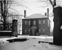 Cranewood, vue de devant de la rue Main ; Town of Sackville