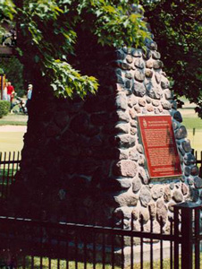 HSMBC plaque commemorating the Battle of Fort George, Parks Canada / Plaque pour commémorer le champ de Bataille du Fort George, Parcs Canada