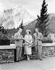 King George VI, Queen Elizabeth and W.L. Mackenzie King at Banff Springs Hotel, 1939, LAC PA-802278 / Le roi Georges VI, la reine Elizabeth et W.L. Mackenzie King à l'Hôtel Banff Springs, 1939, BAC PA-802278 