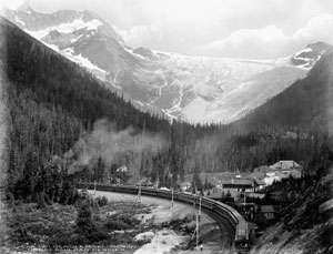 Travelling through the Rockies, W.J. Topley, pre-1925, LAC PA-032141 / Traversant les rocheuses en train, W.J. Topley, avant 1925, BAC PA-032141
